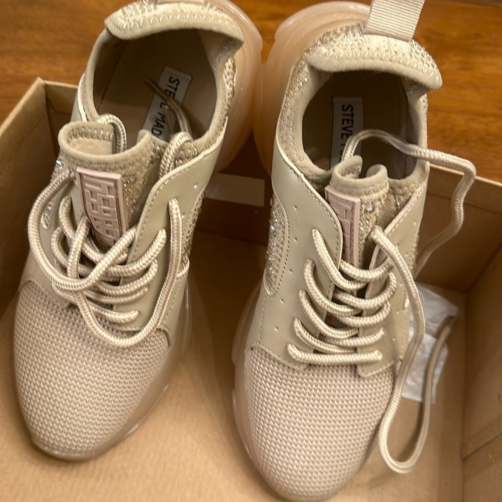 NIB Steve Madden Sz 9 Blush (light tan) Sneakers with sequins